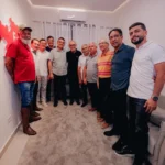 Cícero Lucena e Dr. Alysson apertam as mãos em evento político de apoio em Barra de Santa Rosa, Paraíba, com a presença de Fábio Ramalho e outras lideranças.