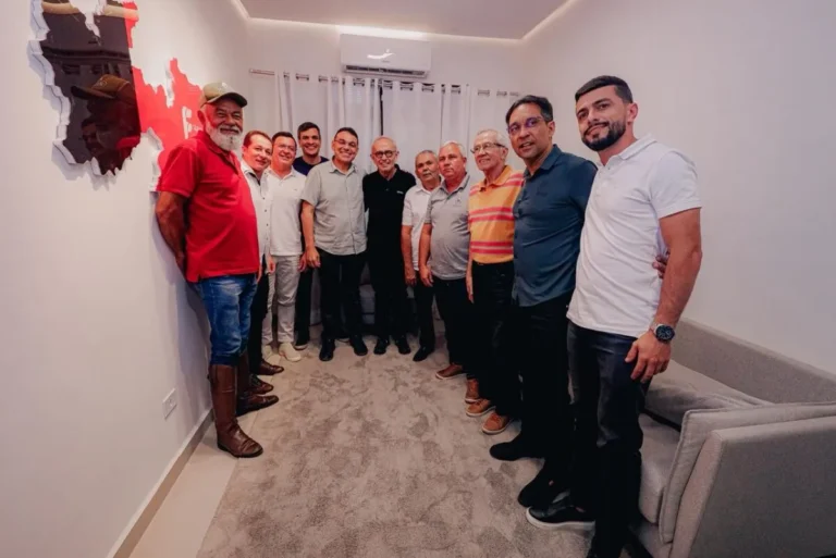 Cícero Lucena e Dr. Alysson apertam as mãos em evento político de apoio em Barra de Santa Rosa, Paraíba, com a presença de Fábio Ramalho e outras lideranças.