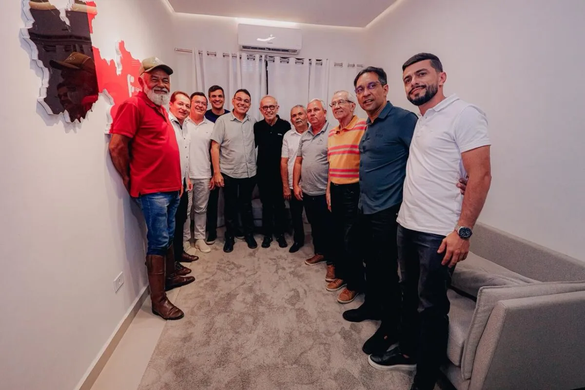 Cícero Lucena e Dr. Alysson apertam as mãos em evento político de apoio em Barra de Santa Rosa, Paraíba, com a presença de Fábio Ramalho e outras lideranças.