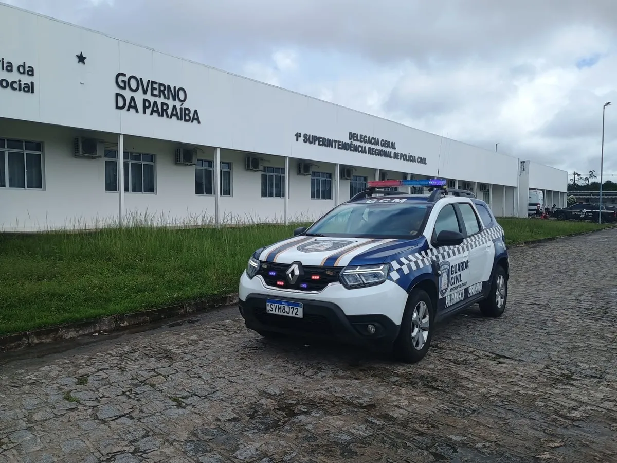 Viatura da Guarda Municipal em frente a escola municipal em João Pessoa.