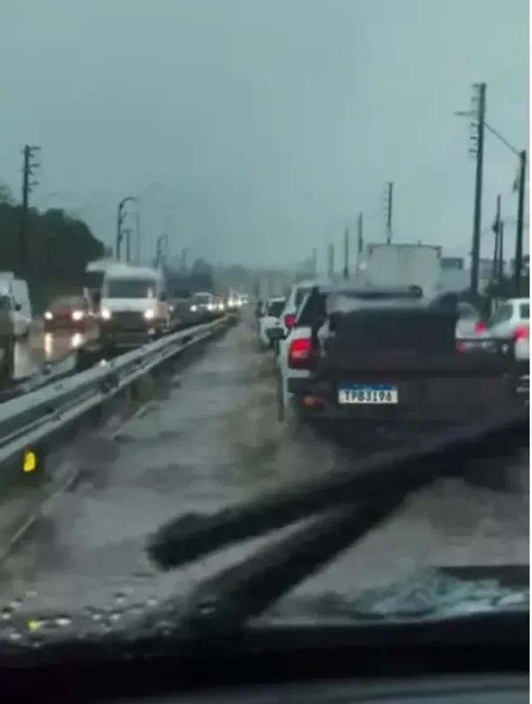 Céu nublado e ameaçador sobre João Pessoa, Paraíba, indicando alerta de chuvas intensas.