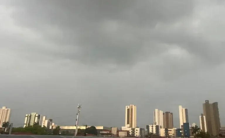 Céu escuro com nuvens de chuva sobre João Pessoa.