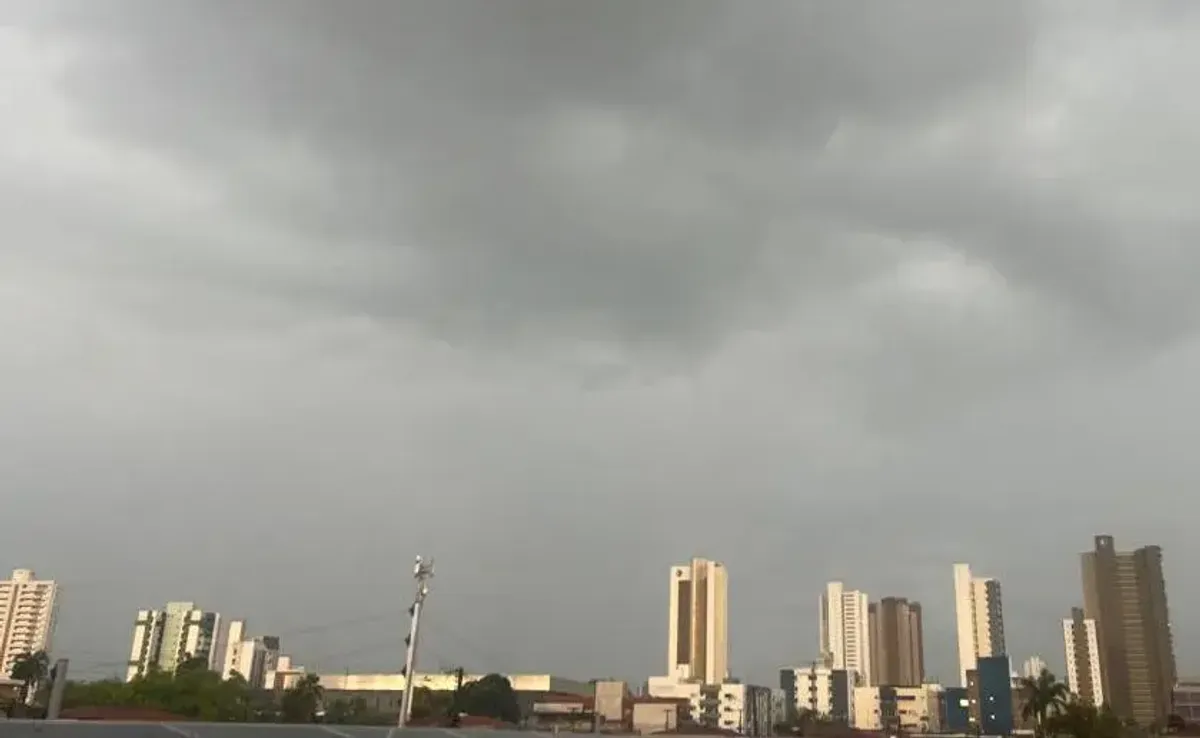 Céu escuro com nuvens de chuva sobre João Pessoa.