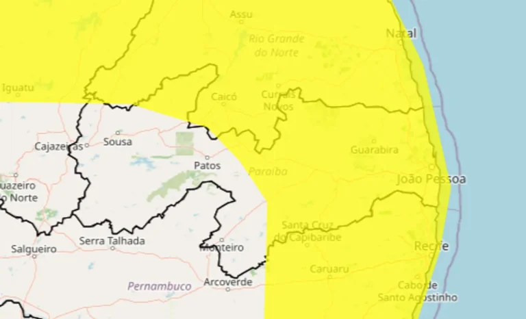 Céu escuro com nuvens de tempestade sobre uma cidade na Paraíba, indicando alerta de chuva intensa.