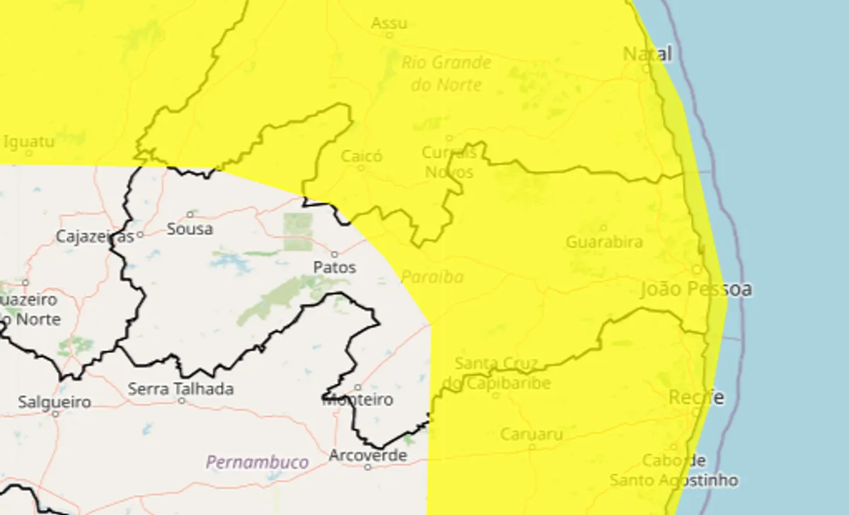 Céu escuro com nuvens de tempestade sobre uma cidade na Paraíba, indicando alerta de chuva intensa.
