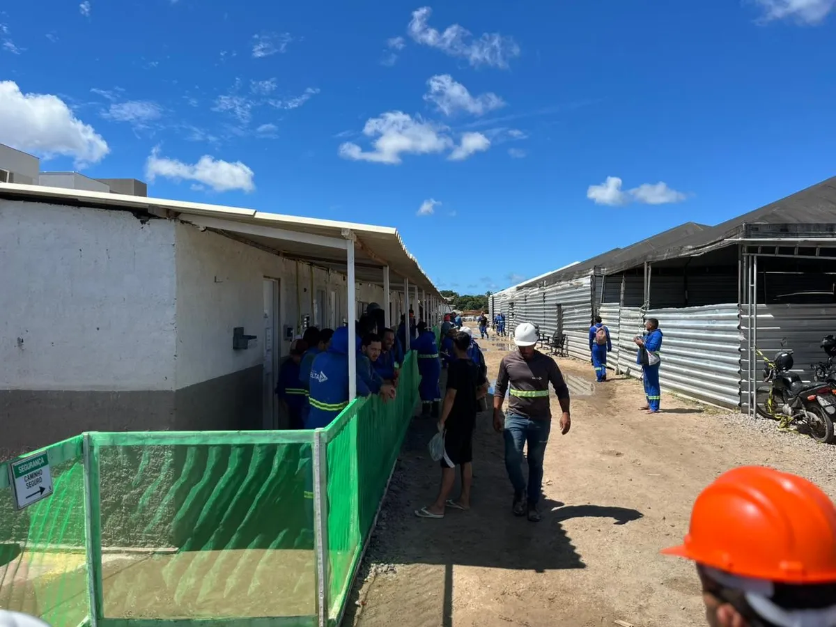 Desabamento de caixa d'água em obra deixa feridos em João Pessoa.