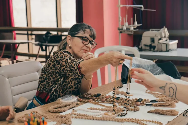 Artesãos apresentam peças durante consultoria criativa para o desfile do Campina Feita à Mão 2026.