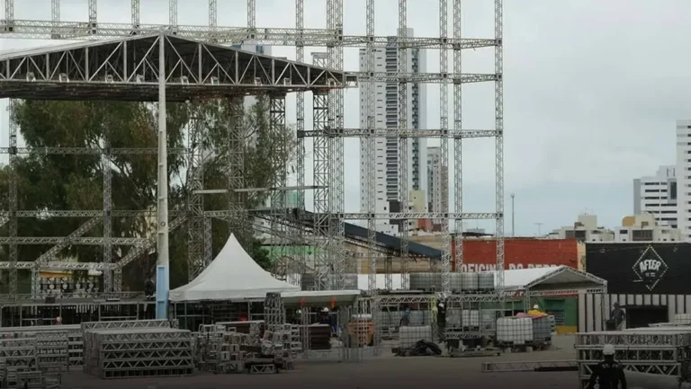 Preparativos para o São João em Campina Grande com montagem de decoração temática no Parque do Povo.