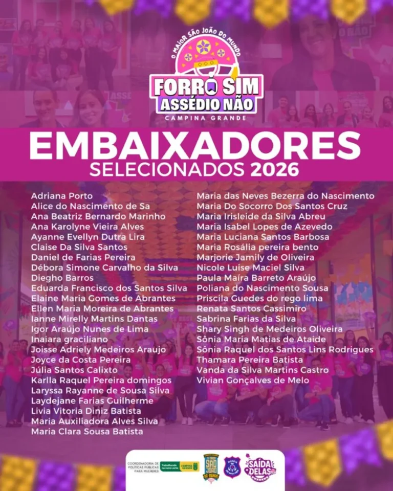 Grupo de 30 Embaixadores Sociais voluntários da campanha 'Forró Sim, Assédio Não' posando durante o lançamento em Campina Grande.