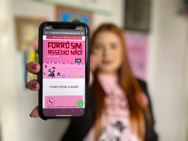 Ponto de apoio 'Saída Delas' em evento junino para segurança de mulheres.