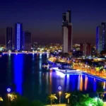 Vista aérea de Campina Grande, Paraíba, revelando sua paisagem urbana moderna e festiva.