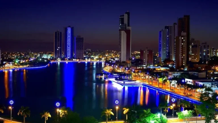 Vista aérea de Campina Grande, Paraíba, revelando sua paisagem urbana moderna e festiva.