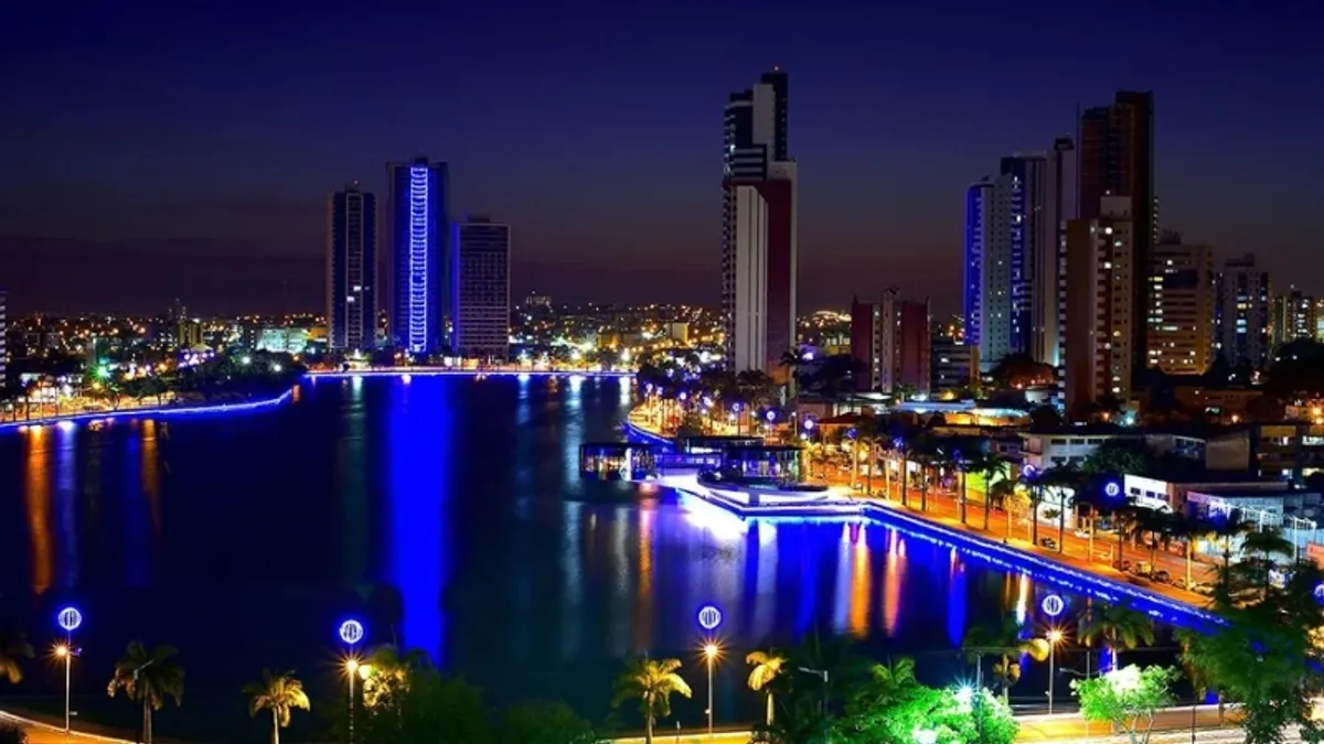 Vista aérea de Campina Grande, Paraíba, revelando sua paisagem urbana moderna e festiva.