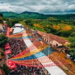Palco com show de forró no distrito de Galante, Campina Grande, durante o São João