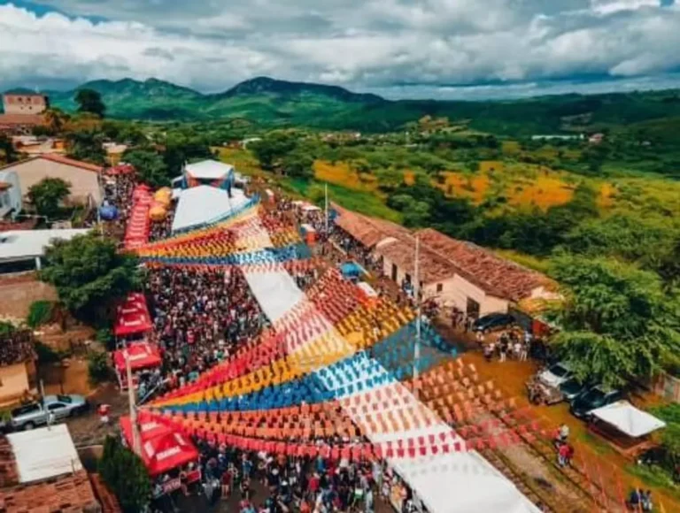 Palco com show de forró no distrito de Galante, Campina Grande, durante o São João
