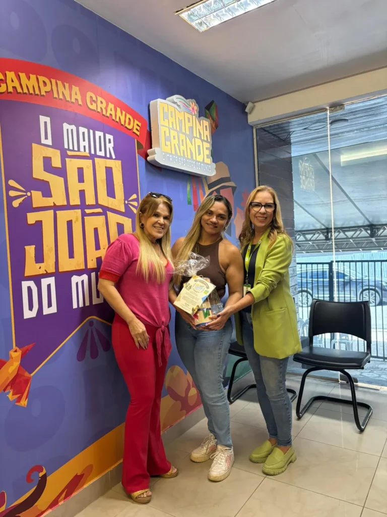 Estudantes e autoridades no lançamento da programação do São João da Educação 2026 em Campina Grande