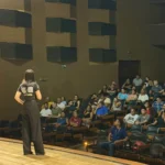 Grupo de comerciantes do Parque do Povo em Campina Grande participando de treinamento sobre segurança e combate à violência contra a mulher, com foco na campanha Forró Sim, Assédio Não, liderado pela Coordenadoria da Mulher.