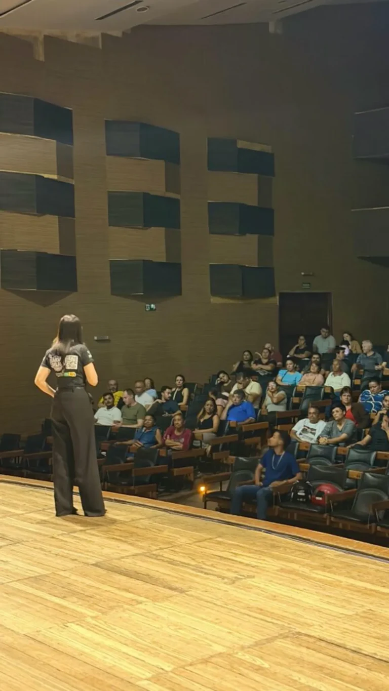 Grupo de comerciantes do Parque do Povo em Campina Grande participando de treinamento sobre segurança e combate à violência contra a mulher, com foco na campanha Forró Sim, Assédio Não, liderado pela Coordenadoria da Mulher.