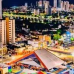 Vista aérea de Campina Grande destacando a paisagem urbana e a infraestrutura turística da cidade