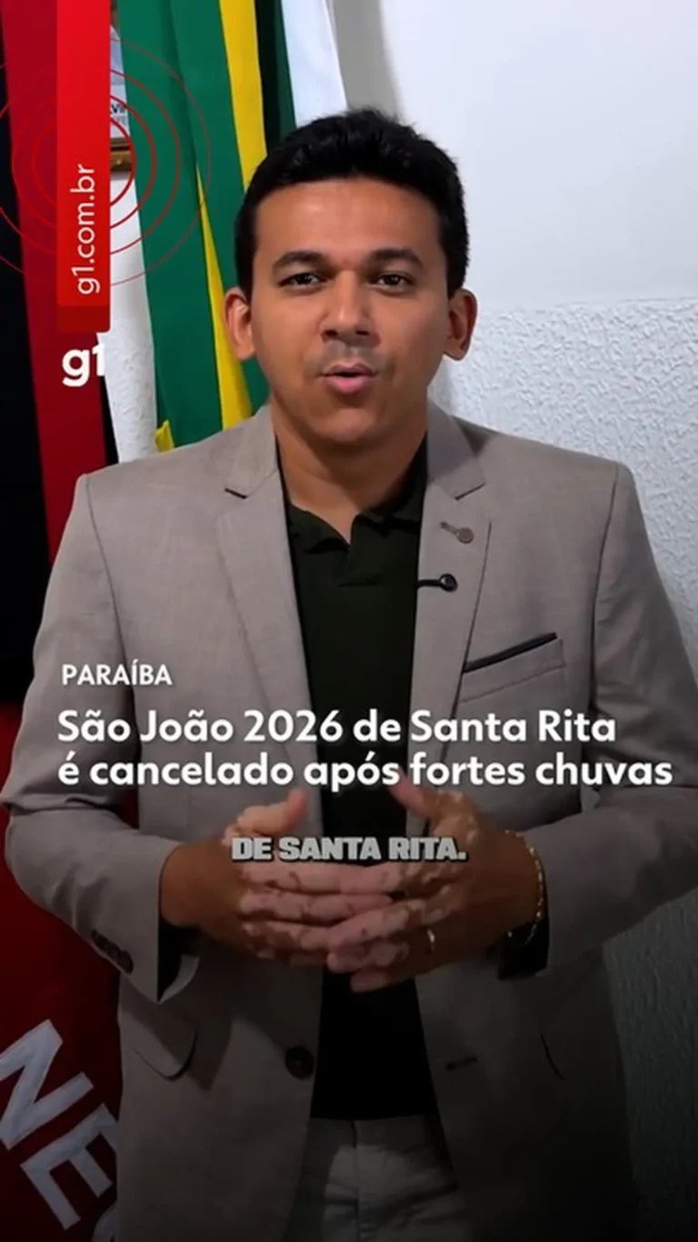 Ruas de Santa Rita, Paraíba, alagadas após fortes chuvas, com sinais de destruição e resquícios de festividades juninas canceladas.