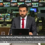 Rua alagada em João Pessoa devido às fortes chuvas, com carros submersos.