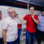 Cícero Lucena cumprimenta moradores em evento no Bairro das Indústrias