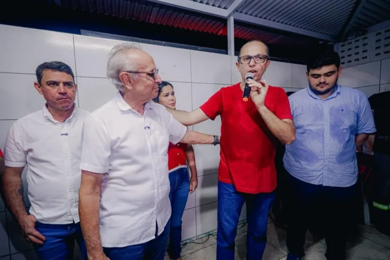 Cícero Lucena cumprimenta moradores em evento no Bairro das Indústrias