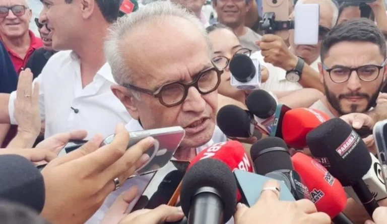 Cícero Lucena discursa em evento político na Paraíba