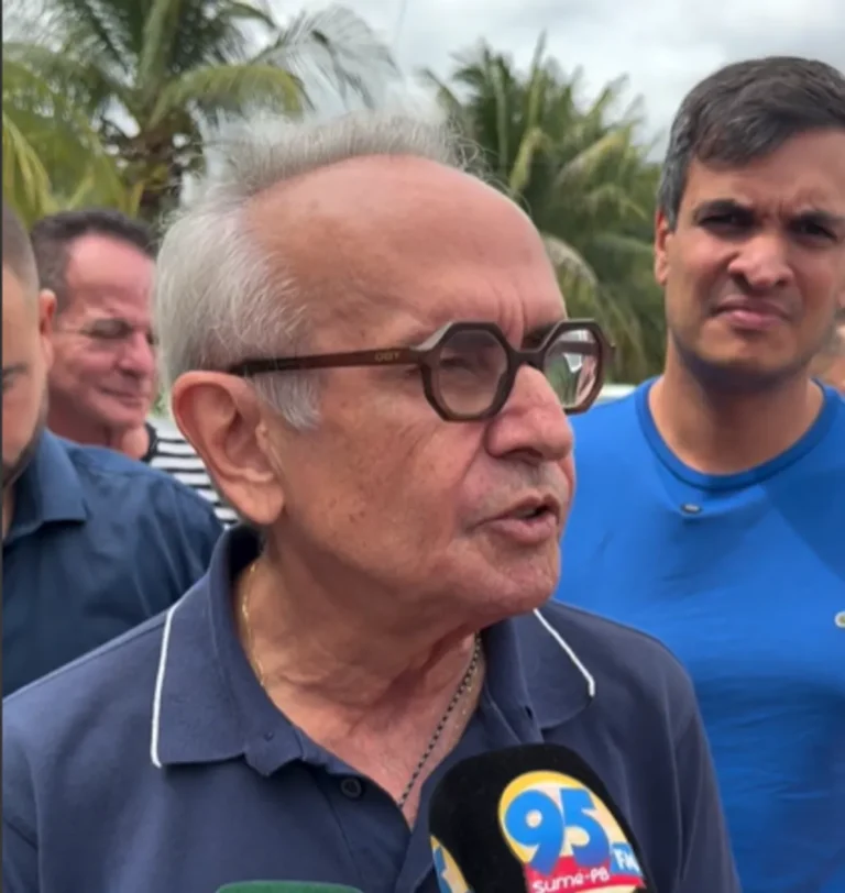 Cícero Lucena em reunião política em Sumé com lideranças locais