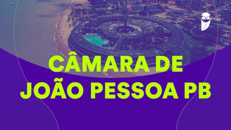 Prédio da Câmara Municipal de João Pessoa com céu azul