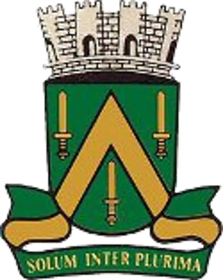 Edifício da prefeitura de Campina Grande, Paraíba, com bandeiras do Brasil e do estado.