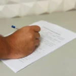 Sala de aula vazia com luz natural, representando oportunidades de estudo e carreira em concursos públicos na Paraíba.