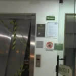 Prédio residencial em João Pessoa com elevador danificado após queda, gerando preocupação com segurança.