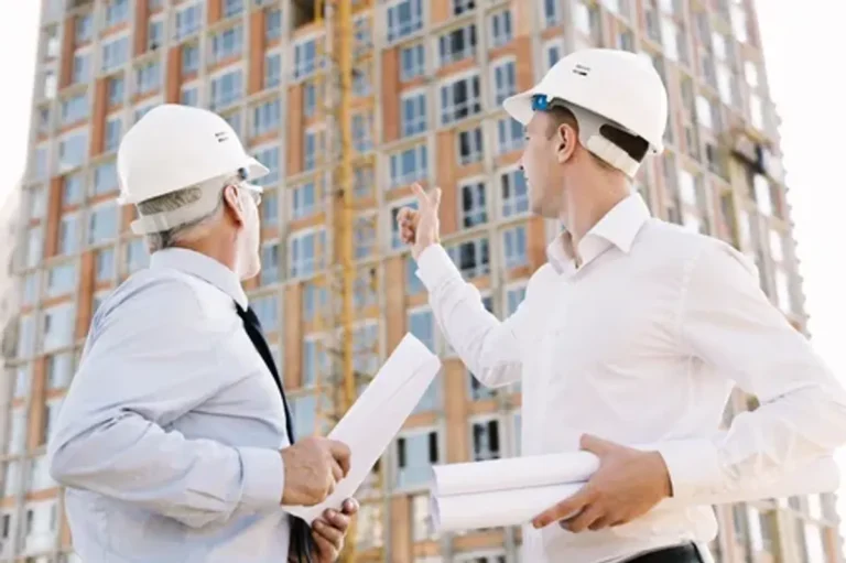 Horizonte urbano moderno em João Pessoa com edifícios residenciais e comerciais em construção.