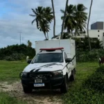 Cena de crime na Praia do Bessa, João Pessoa, com isolamento policial e investigadores.