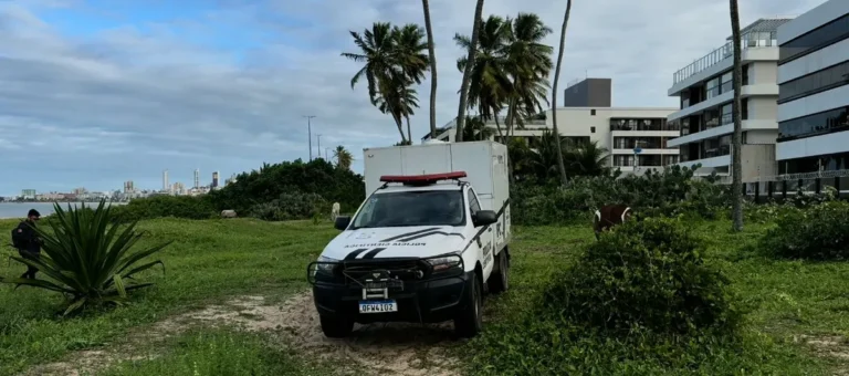 Cena de crime na Praia do Bessa, João Pessoa, com isolamento policial e investigadores.