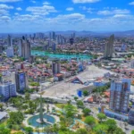 Vista panorâmica de Campina Grande, Paraíba, destacando a tranquilidade local e a cultura vibrante.