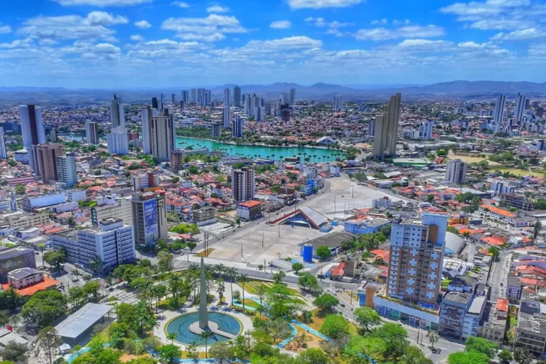 Vista panorâmica de Campina Grande, Paraíba, destacando a tranquilidade local e a cultura vibrante.