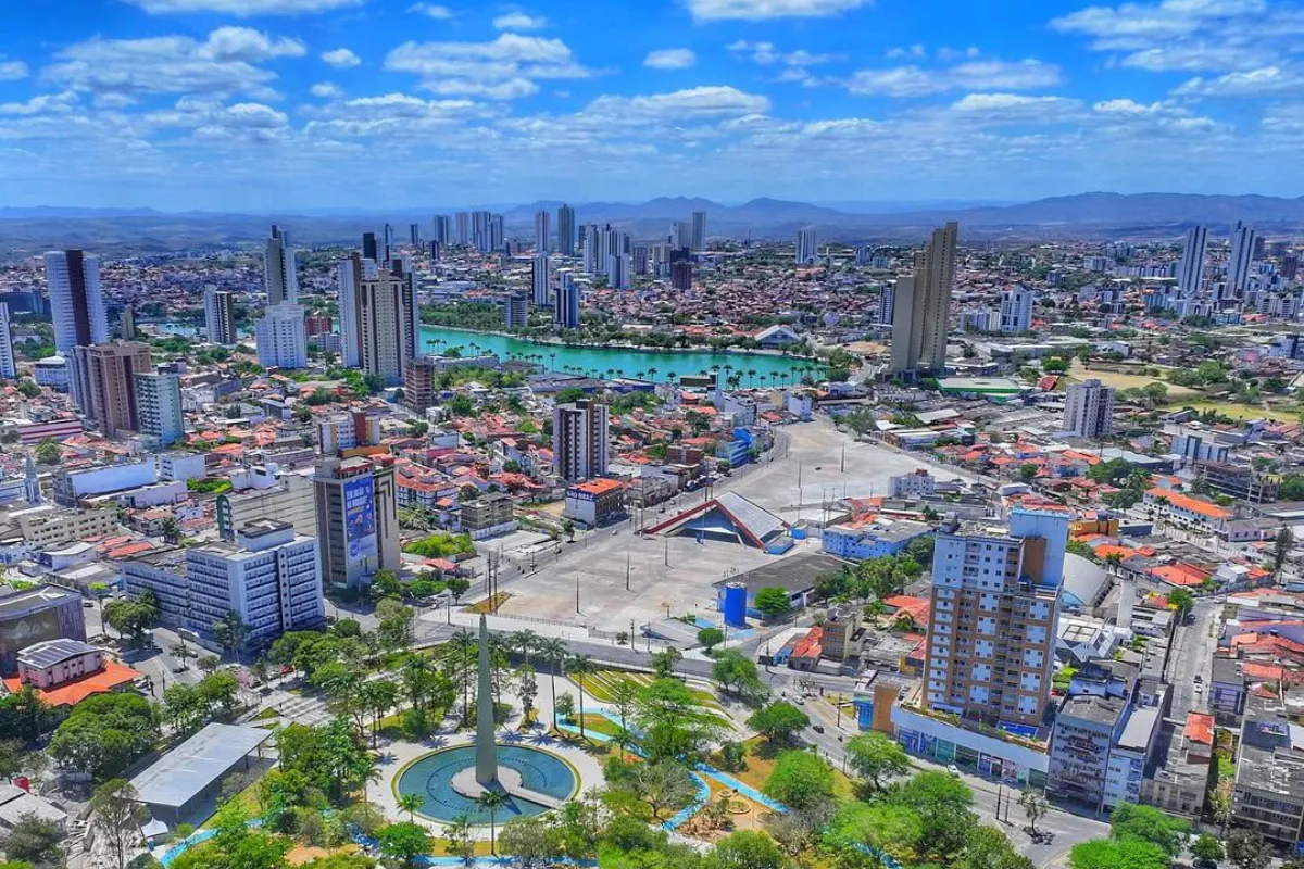 Vista panorâmica de Campina Grande, Paraíba, destacando a tranquilidade local e a cultura vibrante.