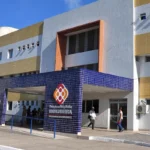 Viatura da Polícia Militar em frente a hospital em João Pessoa após fuga de detento