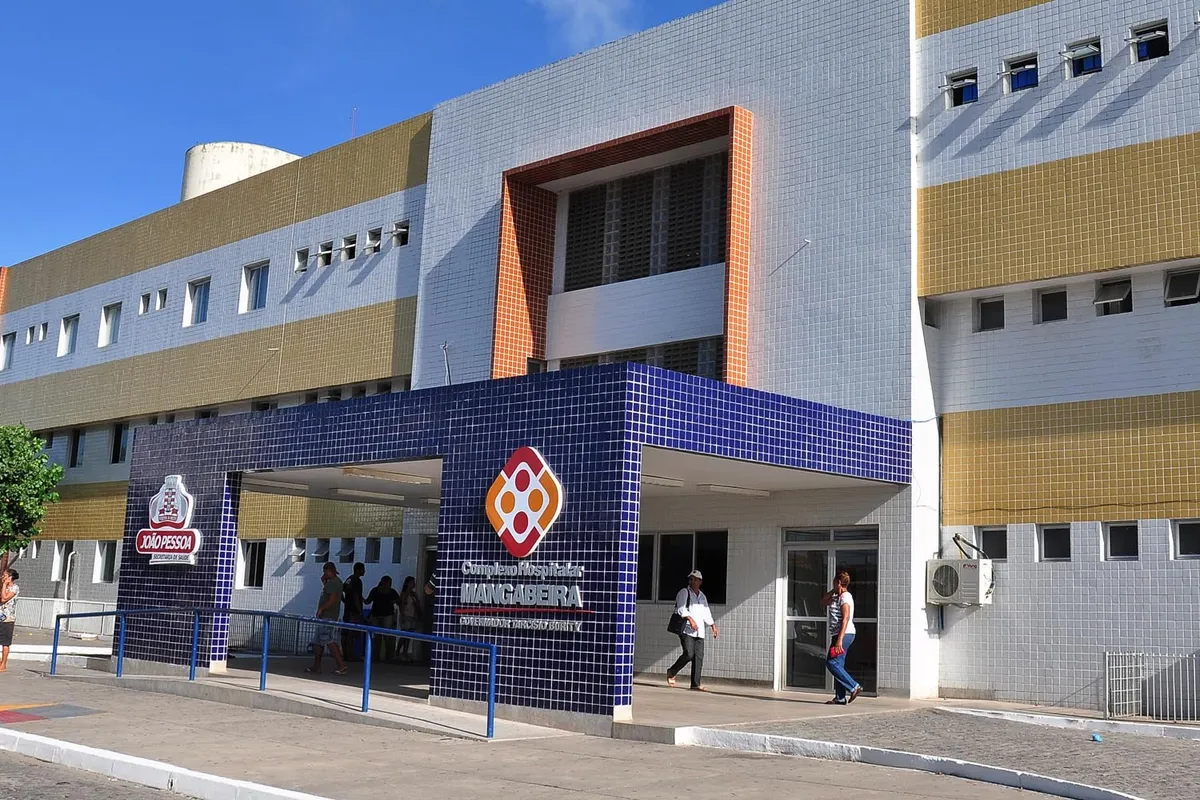 Viatura da Polícia Militar em frente a hospital em João Pessoa após fuga de detento
