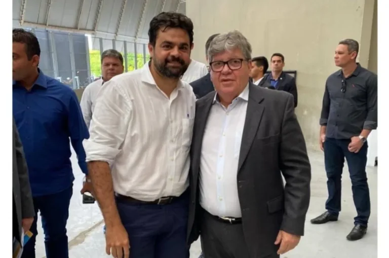 Dr. Jarques reafirmando apoio a João Azevêdo e Nabor Wanderley em um evento político