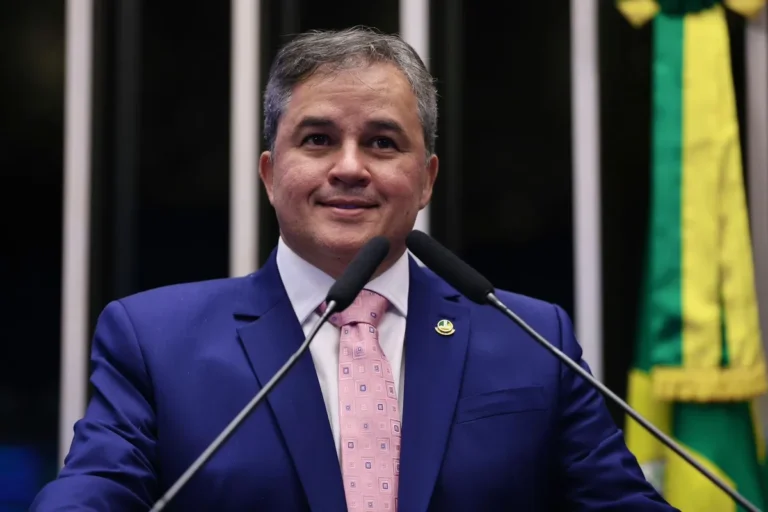 Evento político 'Paraíba Sem Medo' sendo realizado em João Pessoa com faixa em destaque.
