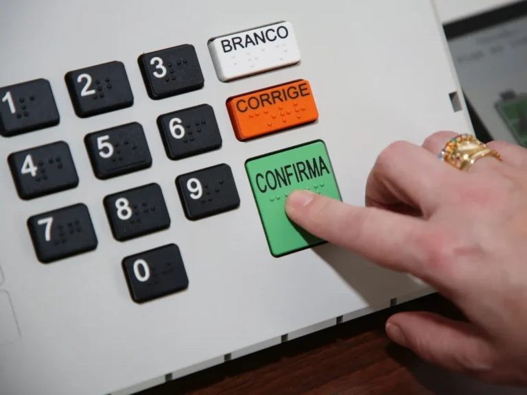 Análise de pesquisa eleitoral para eleição de governadores em 11 estados