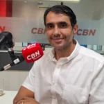 André Gadelha sendo entrevistado em programa de rádio sobre eleições.