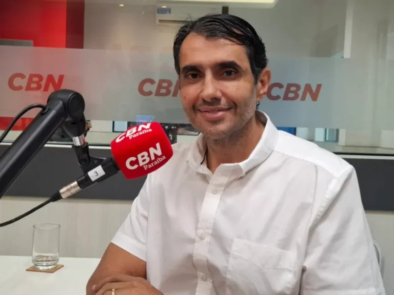 André Gadelha sendo entrevistado em programa de rádio sobre eleições.