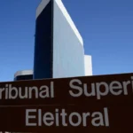 Mão segurando celular com plataforma de vaquinha virtual para eleições 2026