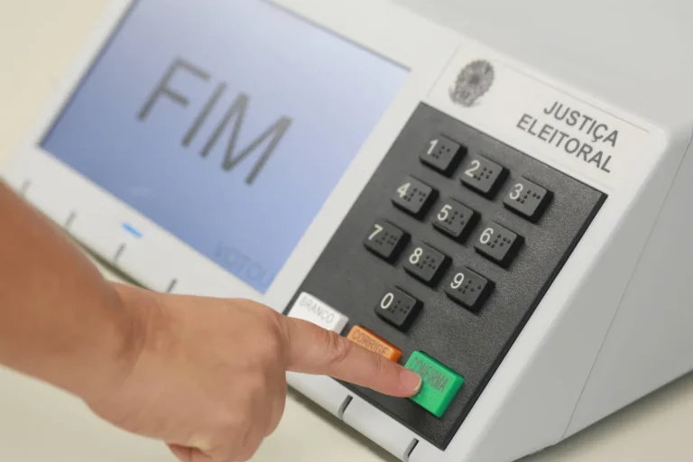 Sala de reunião política com pré-candidatos debatendo.