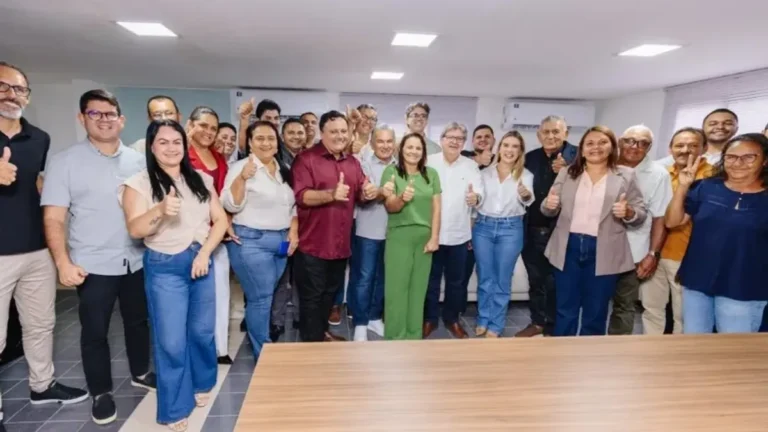 Prefeitos e lideranças políticas do interior da Paraíba em reunião