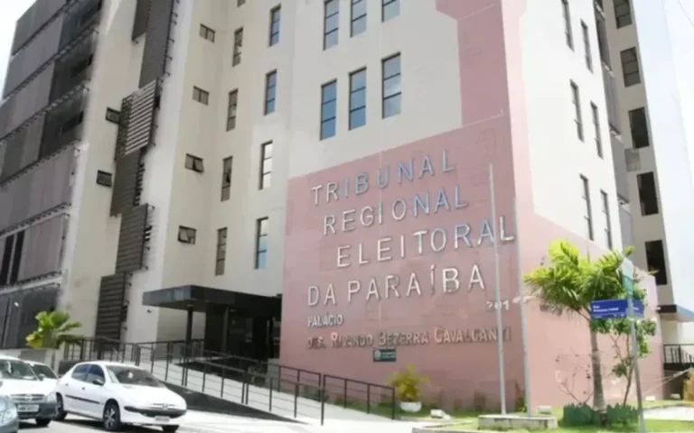 Mãos manuseando documentos eleitorais com segurança, tropas federais ao fundo, simbolizando proteção às eleições 2026 na Paraíba.